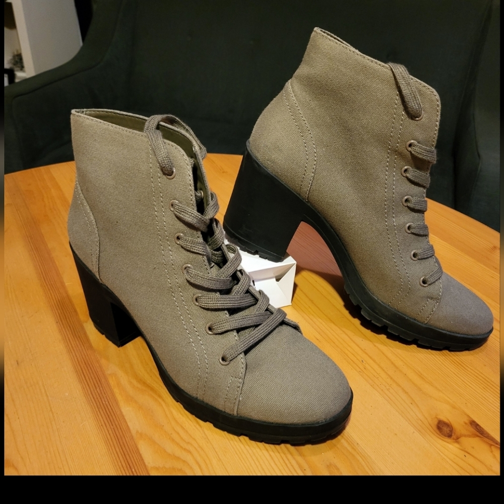 Mix No.6 Women's ankle high boots. Size 10.